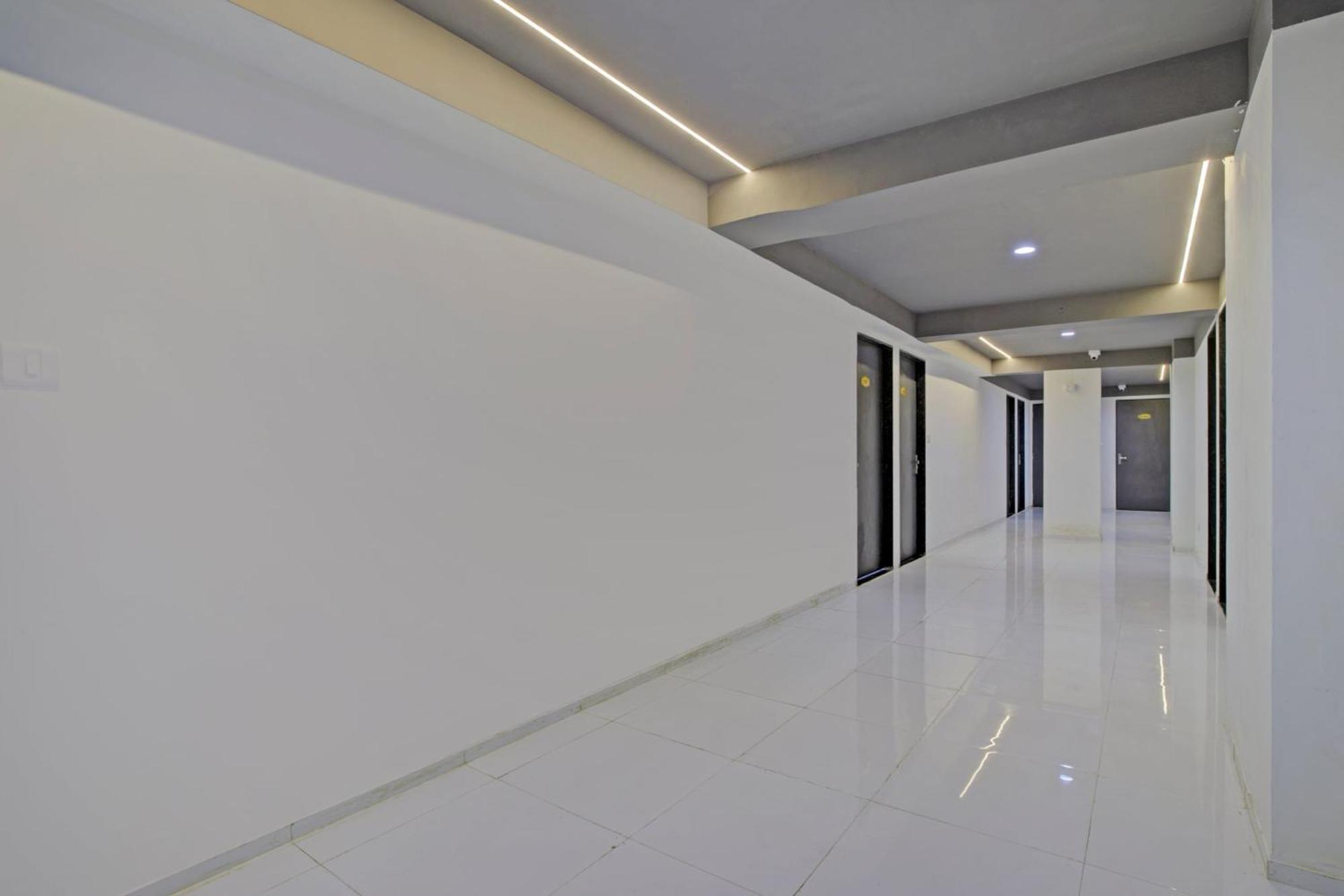 Collection O De'Pearl Hotel Surat Exterior photo