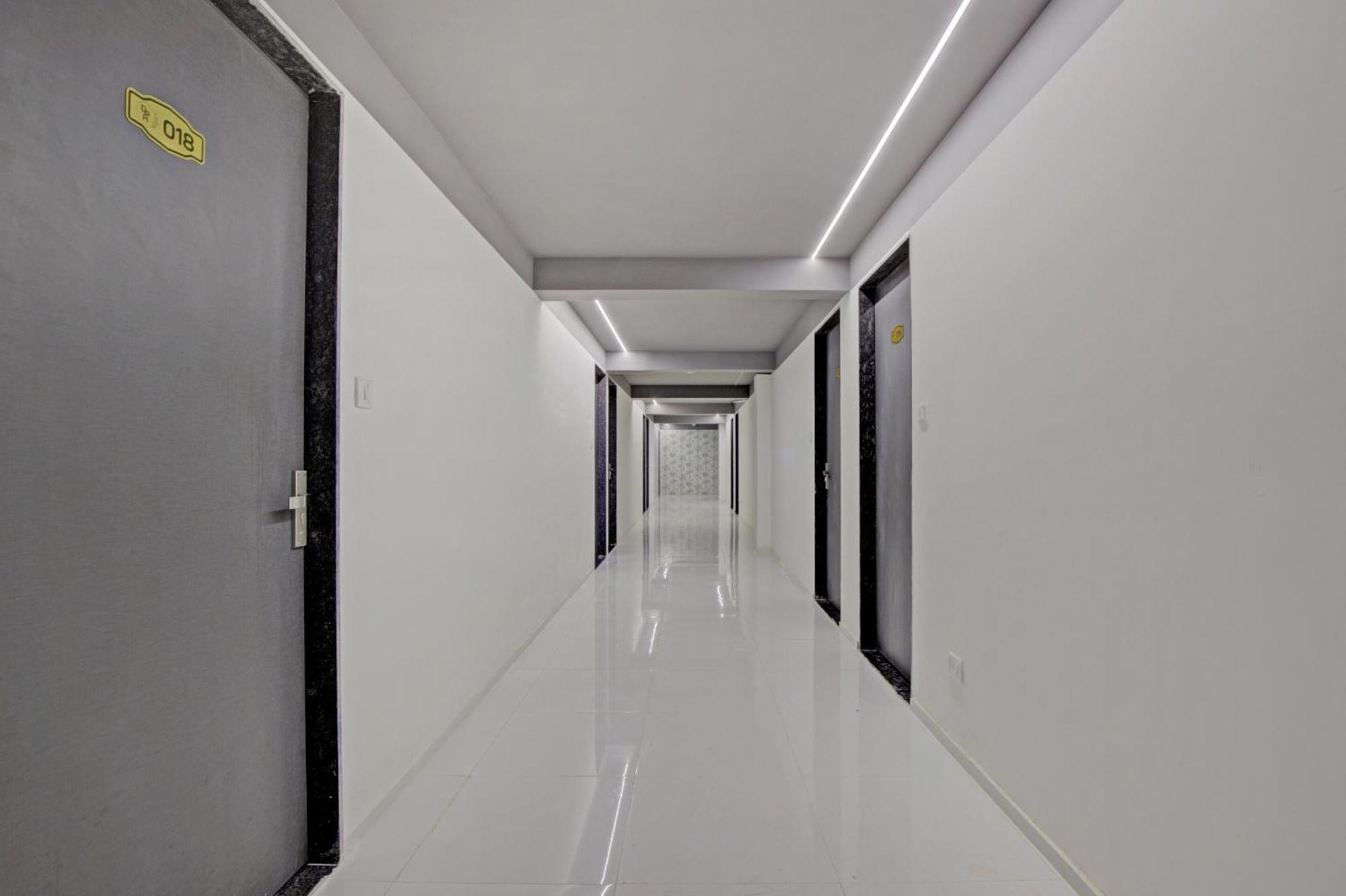 Collection O De'Pearl Hotel Surat Exterior photo