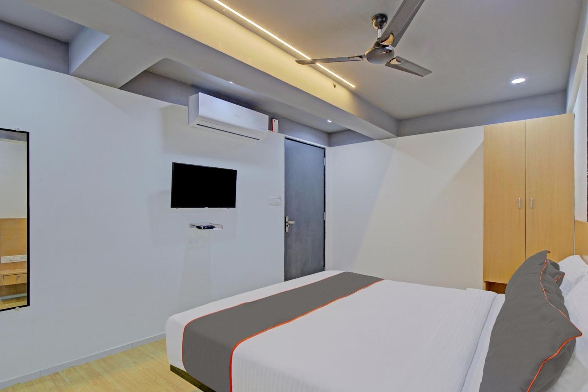 Collection O De'Pearl Hotel Surat Exterior photo