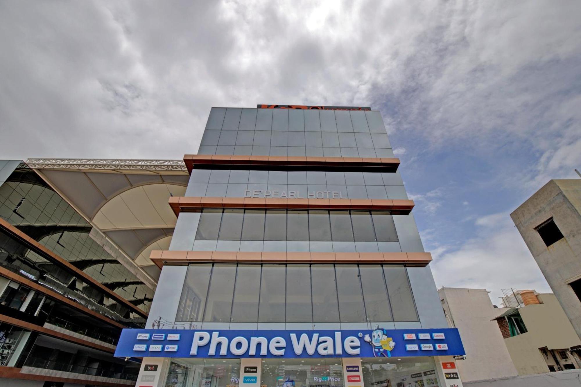 Collection O De'Pearl Hotel Surat Exterior photo